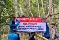 Tim Direktorat Pengamanan Aset dan Kawasan BP Batam menutup akses masuk ke Telaga Bidadari untuk menjaga kualitas air baku area Waduk Mukakuning. Foto: Istimewa