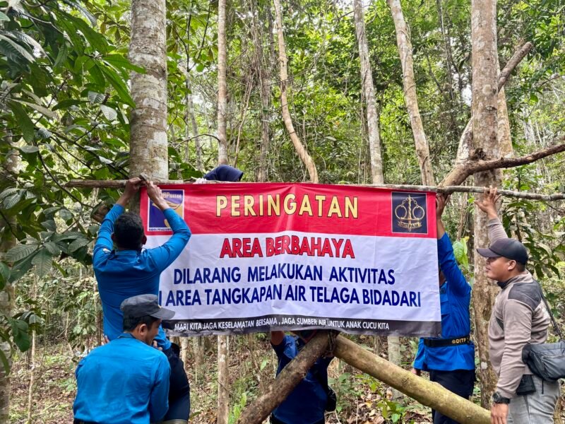 Tim Direktorat Pengamanan Aset dan Kawasan BP Batam menutup akses masuk ke Telaga Bidadari untuk menjaga kualitas air baku area Waduk Mukakuning. Foto: Istimewa