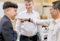 Tenaga Ahli Investasi dan Pengusahaan BP Batam, Billy Mambrasar (kiri) bersama Kepala BP Batam, Amsakar Achmad saat menyambut investor dalam rangka mempromosikan Batam di kancah internasional.