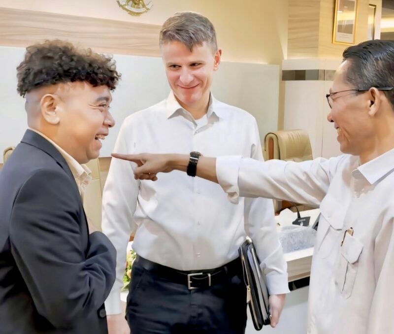 Tenaga Ahli Investasi dan Pengusahaan BP Batam, Billy Mambrasar (kiri) bersama Kepala BP Batam, Amsakar Achmad saat menyambut investor dalam rangka mempromosikan Batam di kancah internasional.