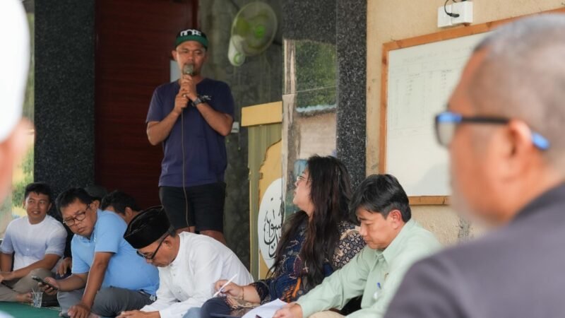 Deputi Bidang Pelayanan Umum BP Batam, Ariastuty Sirait, saat menjemput aspirasi warga Perumahan Fantasy terkait persoalan air.