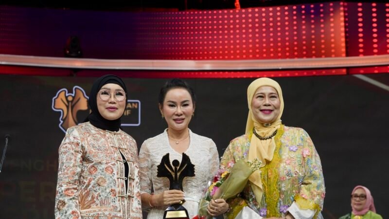 Li Claudia Chandra sukses meraih dua penghargaan bergengsi yakni Perempuan Inspiratif dan Wonder Mom Awards 2025 pada Peringatan Hari Ibu Nasional