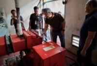 Direktur Strategic Business Development & Portfolio Telkom Seno Soemadji saat melakukan peninjauan pemulihan infrastruktur dan distribusi bantuan kemanusiaan pada Rabu (24/12). Foto:Telkom/batammedia