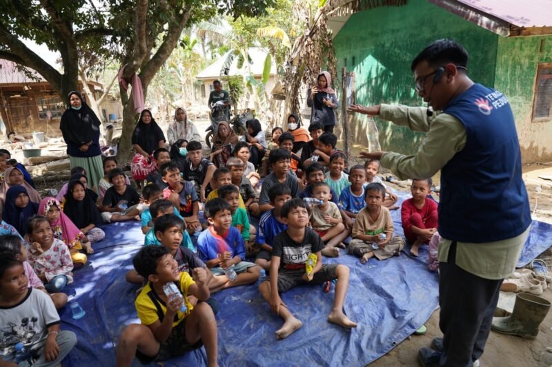 Program pendampingan dan trauma healing bagi anak-anak di Desa Menanggini, Kabupaten Aceh Tamiang. Foto:Telkom