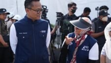 Direktur Utama Telkom Dian Siswarini (kanan) bersama dengan COO Danantara Dony Oskaria (kiri) saat meninjau secara langsung Hunian Danantara (Huntara) yang diperuntukkan bagi masyarakat terdampak banjir di Aceh Tamiang pada Kamis (1/1/2026). Foto:Telkom